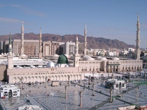 masjid nabwi domw side with roof.jpg