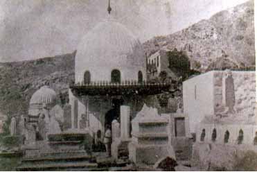 grave yard of muallah khadijatomb closer view miskeenah.jpg