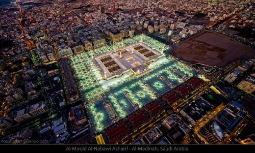 masjid nabwi lighted.jpg