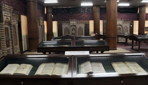 king abdul aziz library  inside2 madinah.jpg